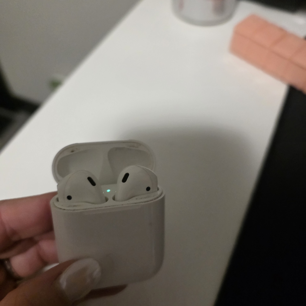 Apple White Wireless Earbuds with Charging Case